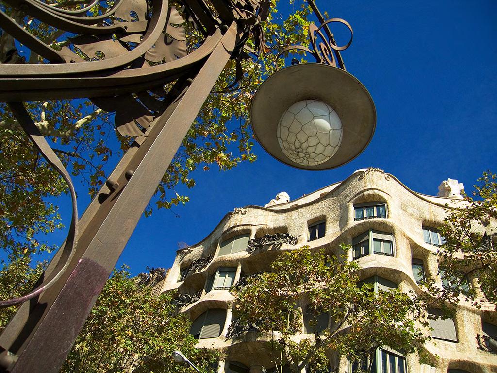 ) Casa Casa Milà, Battlò,