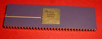 M 68000 - chip originale banco dei registri di 68000 1979 0 1 parola lunga o doppia parola byte 31 16 15 8 7 0 L W B tratto da Introduzione all Architettura dei Calcolatori, Hamacher et alii,