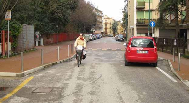 La nuova disposizione dei posti auto permette il disassamento delle traiettorie e l ampliamento del marciapiede di ingresso al parco L