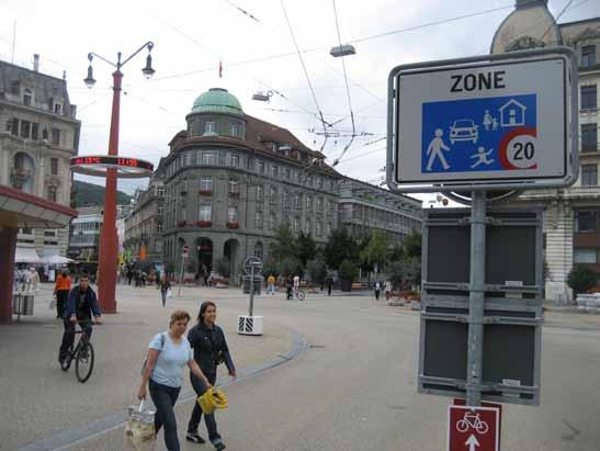 affluenza pedonale definite zone d incontro, con limite di velocità 20 km/h, senza