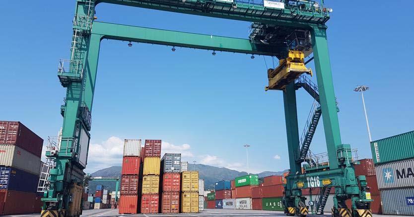 CLUSTER MARITTIMO Investimenti esteri per 3,5 miliardi in aziende dello shipping e porti italiani Negli ultimi dieci anni gli investimenti esteri sul mondo dello shipping italiano, tra acquisizioni,