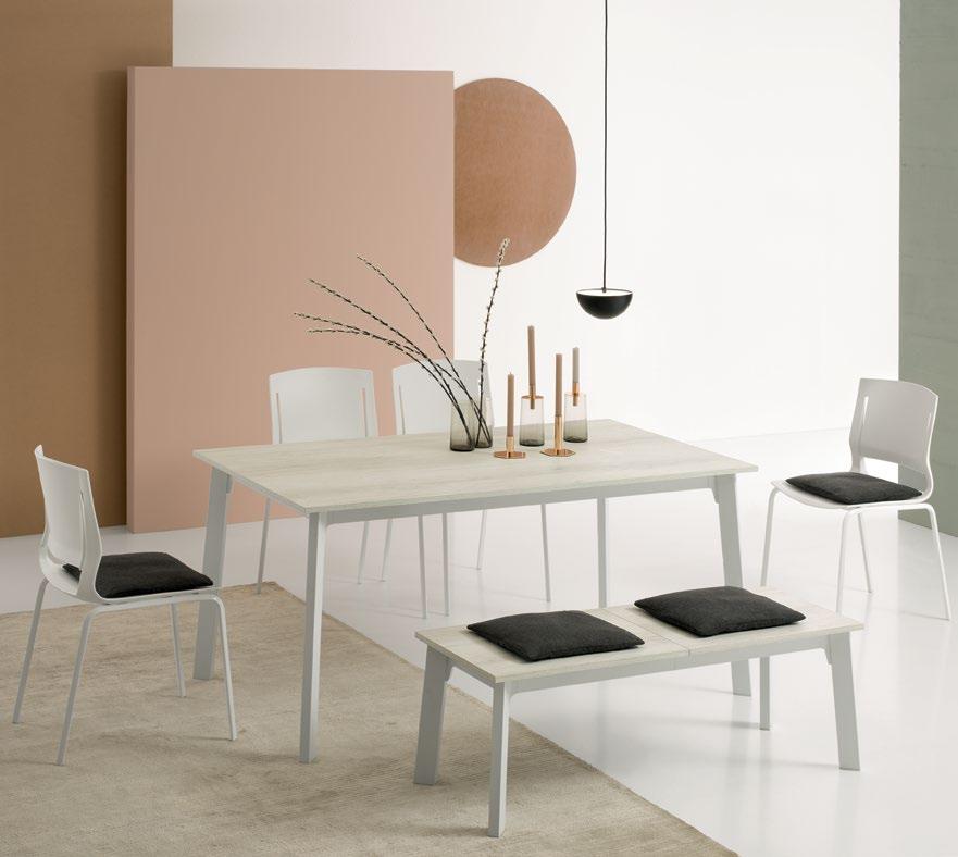Tavolo Krono e panca Krono allungabili nella versione basic in finitura melamminico quercia bianco 8S con abbinate sedie Tess.