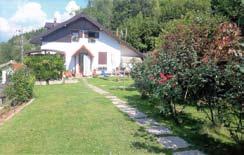 cucina abitabile con sala da pranzo, 3 matrimoniali, studio, 4 bagni, grande mansarda vetrata, stube di 80 mq con forno a legna, giardino su tre