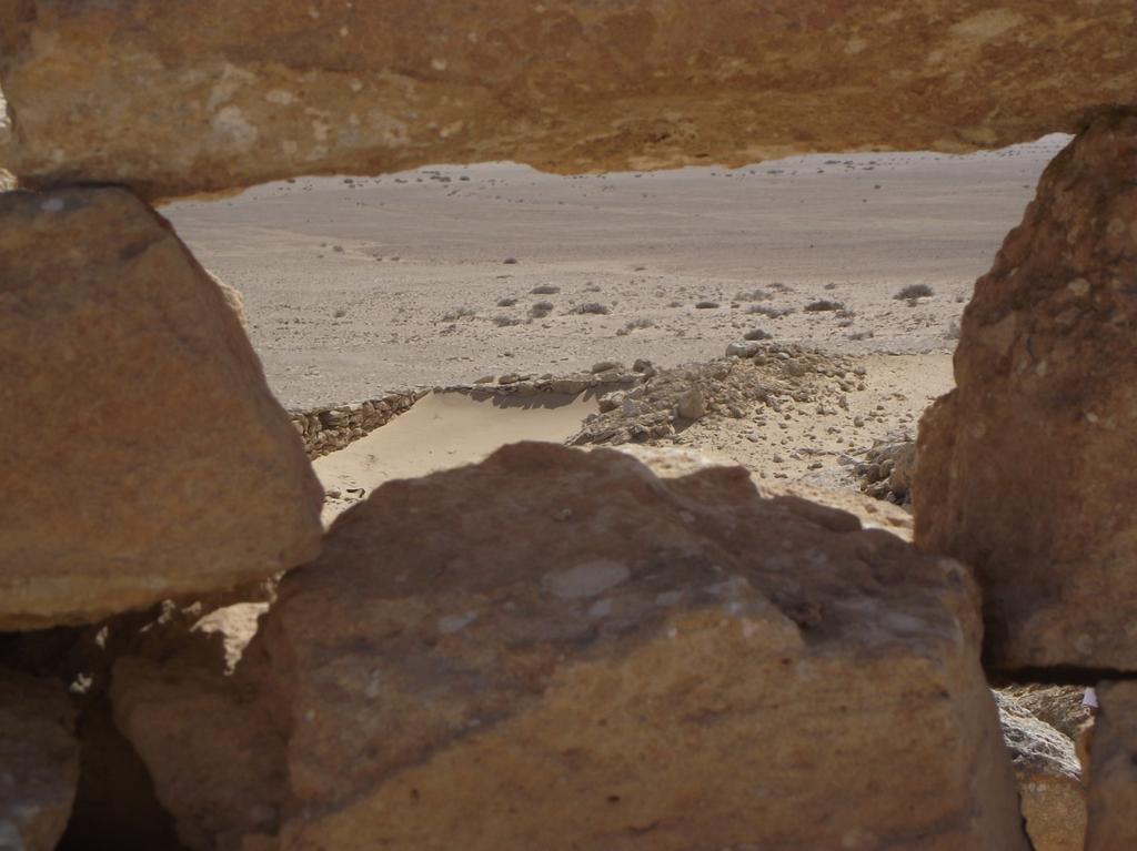 Fortificazioni e ripari a vista sul Wadi Wahla che si apre
