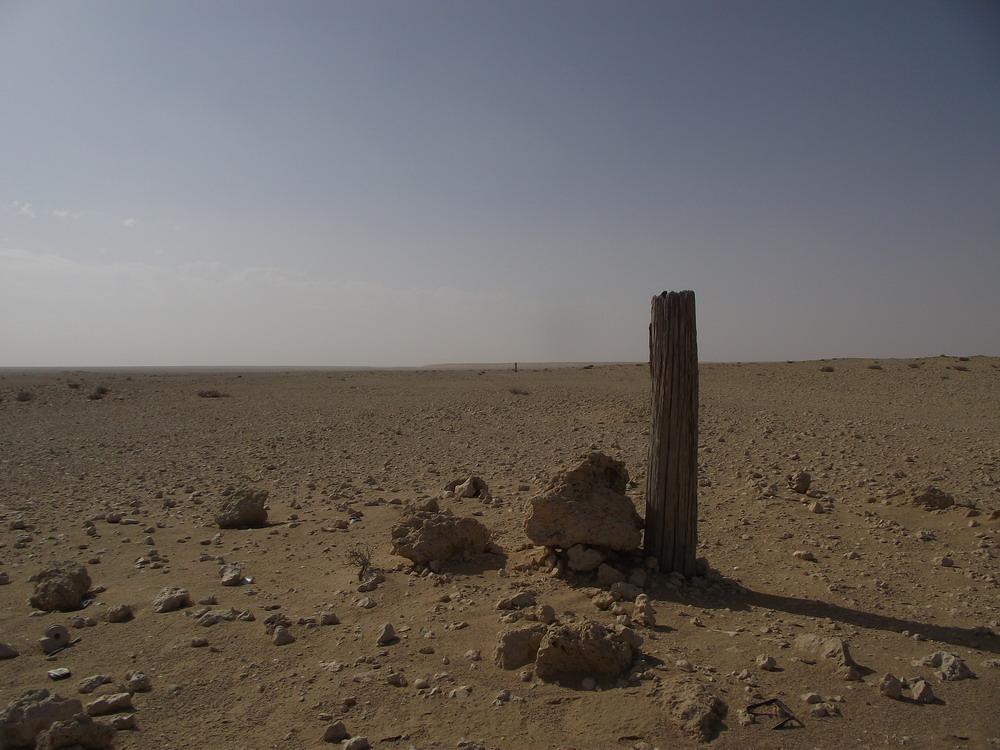 Per arrivare a Deir El Harra, scendendo da El Alamein, e preferibile tenersi lungo I resti della palificata che, in forma di spezzoni di pali di legno emergenti regolari e distanziati dalla sabbia,