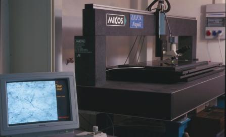 Microscopio per analisi automatica di immagini in tre dimensioni Interamente controllato da computer Applicazioni anche in altri campi: es.