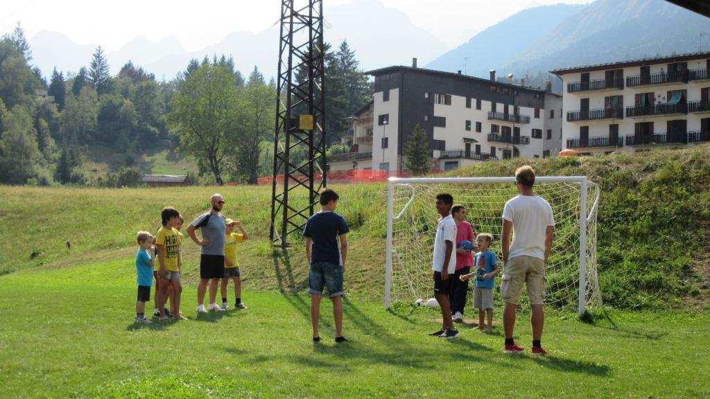 I ragazzi, le educatrici e i volontari che si trovavano a Caldonazzo sono andati a trovarli nel loro albergo e hanno passato un