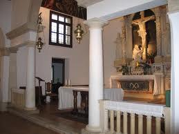 santissimo crocefisso è collocato un gruppo marmoreo raffigurante la madonna piangente ai piedi della croce, al centro il paliotto mostra due flagelli