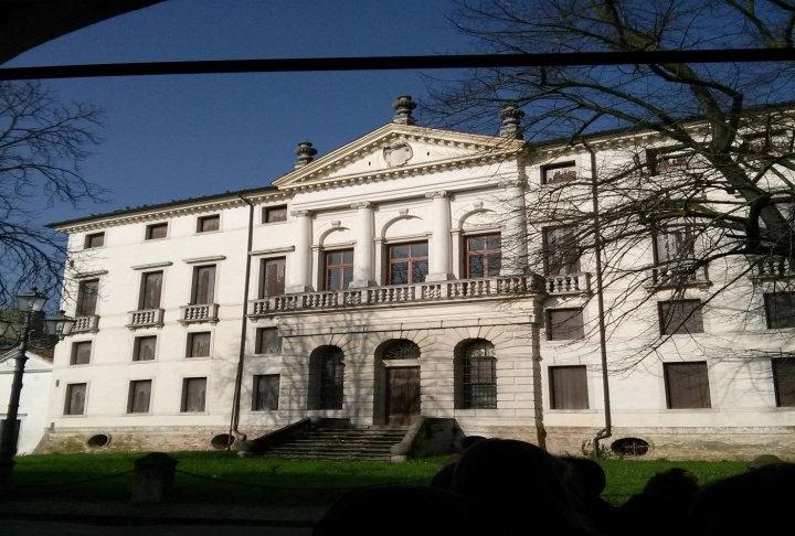 Alla fine di via Garibaldi si erge maestosa villa Gradenigo, comunemente indicato come Palazzo.
