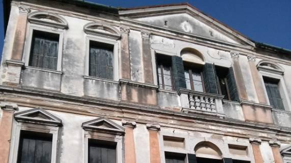 Verso la fine della via Garibaldi sorge un edificio che attrae l attenzione per lo stile imponente della facciata, ricca di