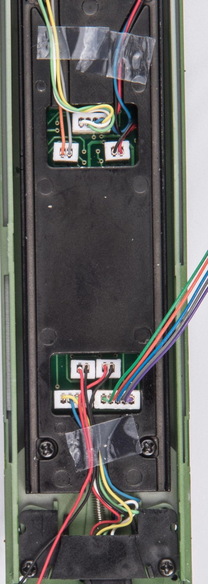 Passo 5 Riagganciare tutti i connettori e riposizionare adeguatamente i cablaggi lungo le guide predisposte sul telaio metallico.
