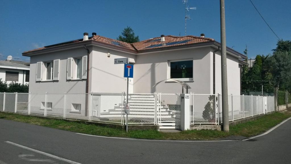 RIQUALIFICAZIONE ENERGETICA DI VILLA INDIPENDENTE A GALLARATE (VA) Riqualificazione energetica (cappotto termico, coibentazione tetto, installazione impianto fotovoltaico, installazione impianto