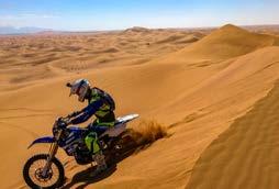 ENDURO A DUBAI Alla guida di moto da enduro nel deserto di Dubai Escursioni in convoglio con guida italiana