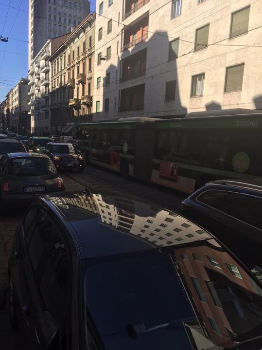 Traffico in Corso Genova dove spesso le macchine non rispedano le