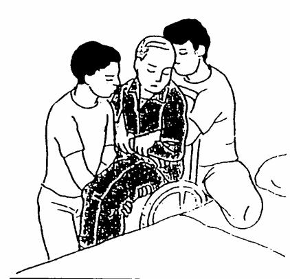 Dopo aver fatto sedere il paziente il primo operatore lo sostiene da dietro ed effettua la presa crociata, appoggia un ginocchio sul piano del letto.