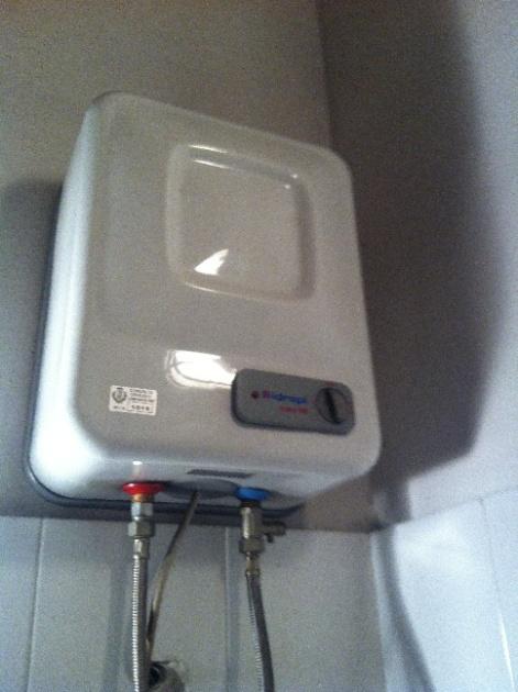 L acqua calda sanitaria è prodotta attraverso l utilizzo di un boiler elettricoposizionato nei servizi igienici al piano terra. 1.