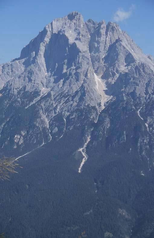 Relazioni con la rete idrografica e la morfologia del bacino Una situazione opposta: efficace collegamento fra la parte superiore del bacino, in cui ha luogo la concentrazione dei deflussi (1) e dove