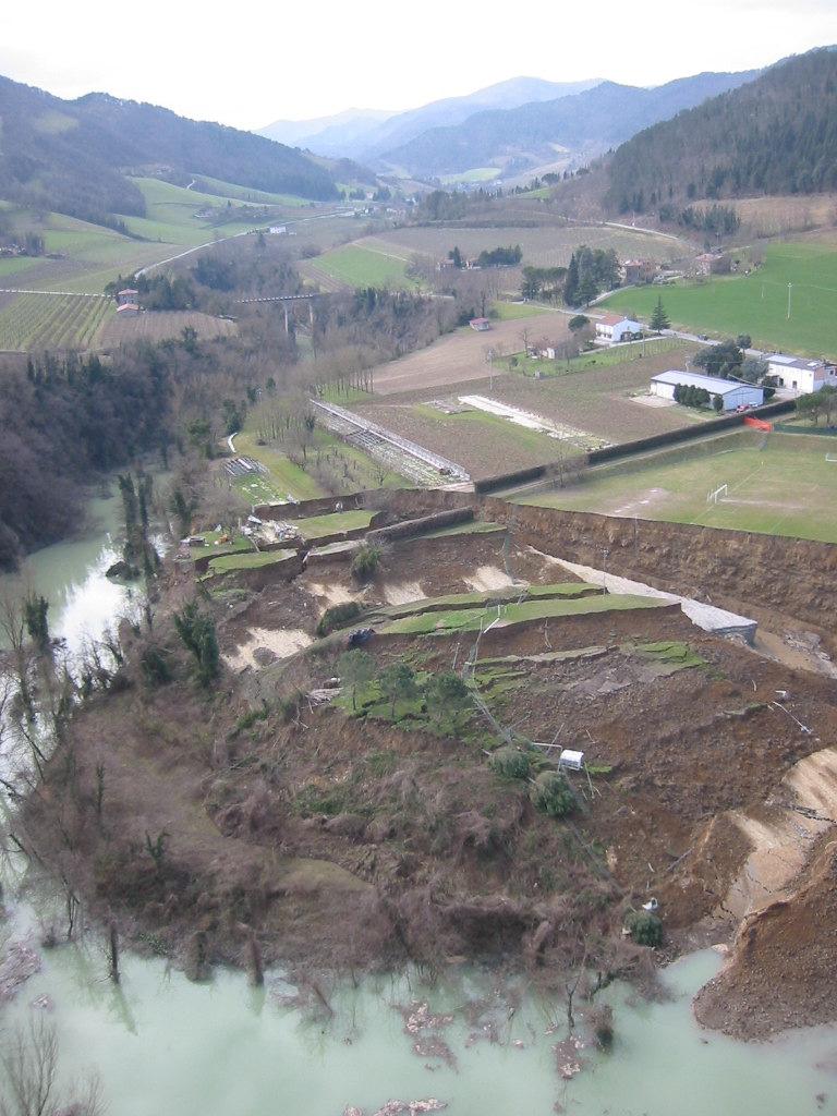 comuni Appennino bolognese Frana del campo sportivo