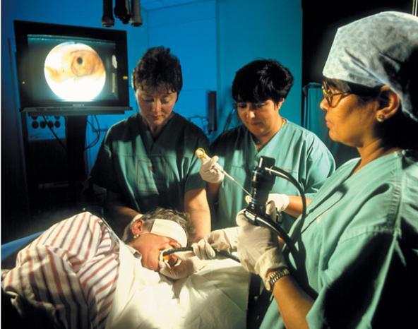 Oltre che nelle telecomunicazioni, le fibre ottiche sono anche largamente impiegate nella tecnologia medica per operare in endoscopia, la quale utilizza la fibra per visualizzare gli organi