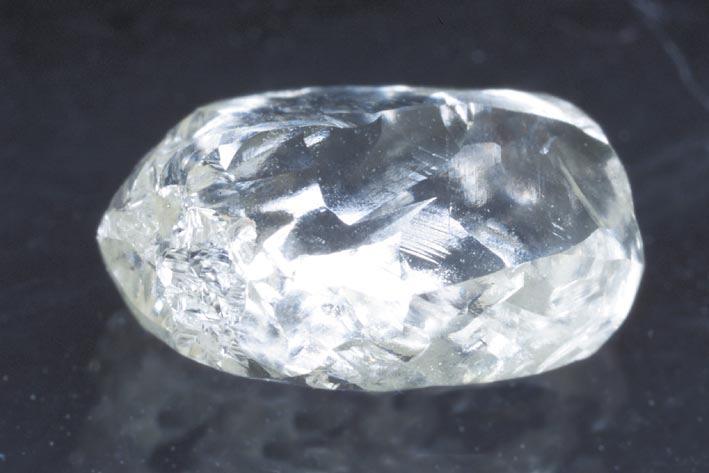 L'elemento carbonio: tre diversi corpi semplici Un diamante grezzo Il diamante è un corpo semplice