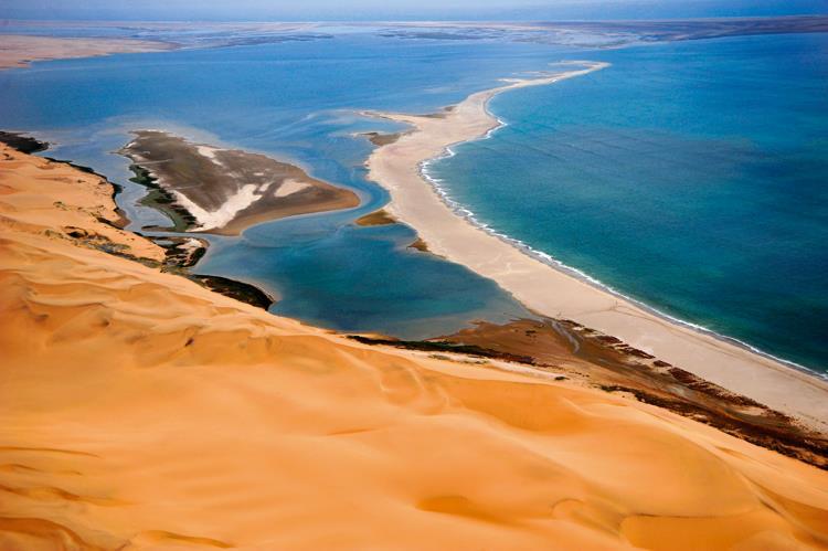 C è un ottima scelta di ristoranti e caffè che offrono la tradizionale pasticceria tedesca, mentre la costa e il deserto propongono svariate opzioni per chi ama l avventura o il relax.