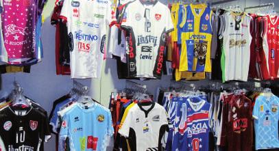 Chi siamo Erreà Sport S.p.A. è dal 1988 un azienda italiana specializzata nella produzione di abbigliamento tecnico-sportivo.