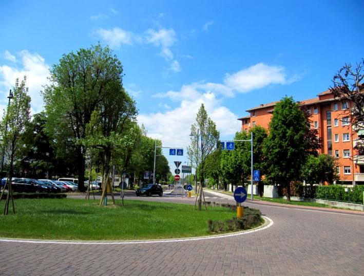 Si inizia il percorso dalla nuova rotonda (2015) a cui si giunge da Viale Resegone, incrociando Via Matteotti (Foto 1) Foto 1 Colpisce, a destra della