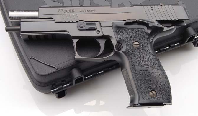 Sig-Sauer P226 X-Five S Final Edition L arma con il carrello bloccato in posizione di apertura.