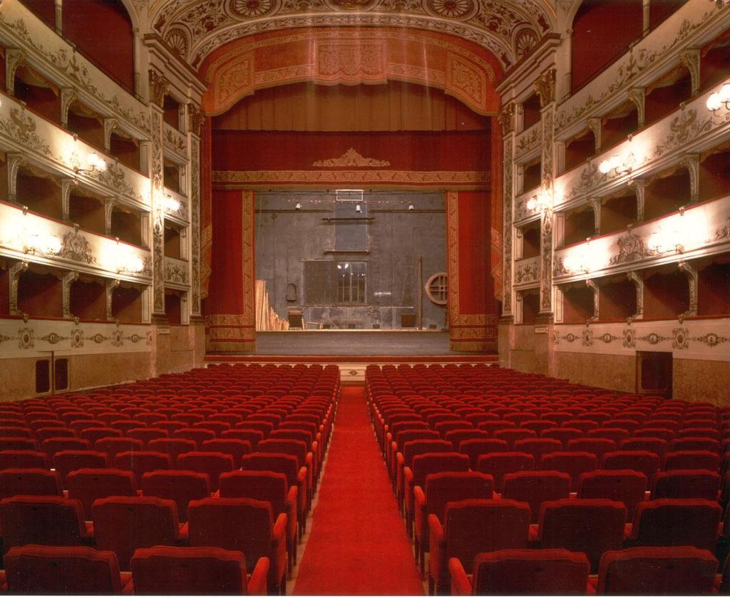 Domenica 13 Novembre - 10,00-11,00-12,00 IN SUA MOVENZA E' FERMO Viaggio Teatrale nei sotterranei del Teatro della Pergola Via della Pergola 16/28 www.teatrodellapergola.