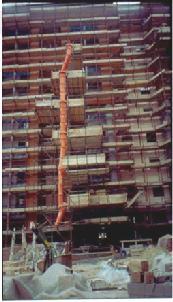 E' vietato lavorare e fare lavorare gli operai sui muri in demolizione di altezza superiore a 2 m.