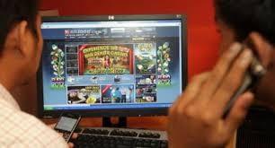 GIOCO ON LINE PIU PERICOLOSO Rispetto ai giochi tradizionali : 1. dà una gratificazione immediata al giocatore 2.