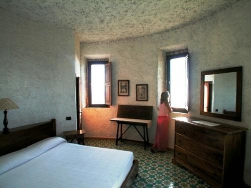 al secondo piano ci sono due camere ( una matrimoniale ed un'altra con due lettini singoli ) con un bagno nel ballatoio.