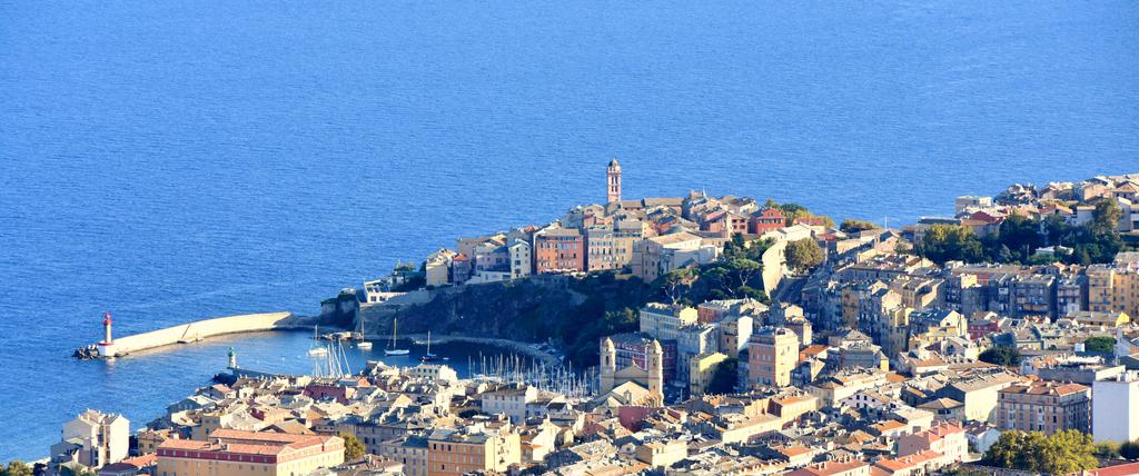 Addentratevi per le strade della Castagniccia, una delle regioni più selvagge e autentiche della Corsica, risalite poi verso il Nibbio prima di raggiungere la vostra destinazione finale, il porto di