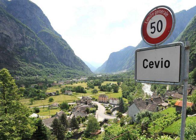 Cevio è un villaggio in Valle Maggia. Dal 1230 a oggi, è vicino al fiume Maggia. Si trova quasi alla fine della Valle Maggia. Ci sono tante cascate e le montagne sono scoscese e rocciose.