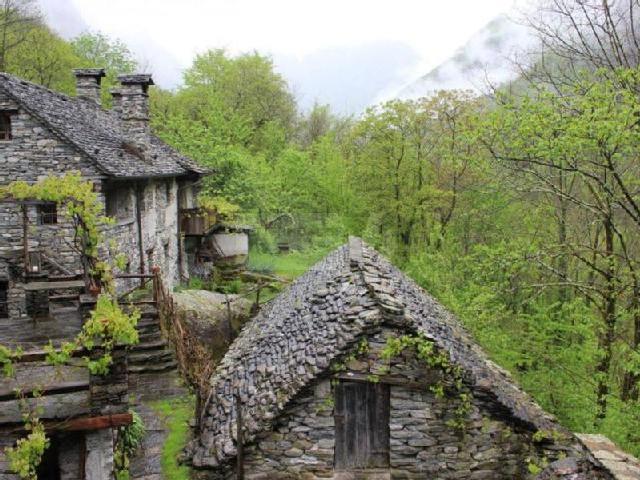 Ci sono anche poche case vecchie che non sono costruite con i sassi. Per esempio la casa comunale dove c erano gli uomini che hanno governato la Valle Maggia.
