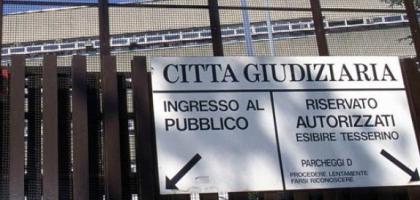 Che di nuovo ostentava, a marzo, col fidanzato Angelo Nalci: Ma sta gente che pensa, che io veramente da 23 anni sto a pettinare le bambole dentro la Procura prima di Milano e poi quella di Roma?