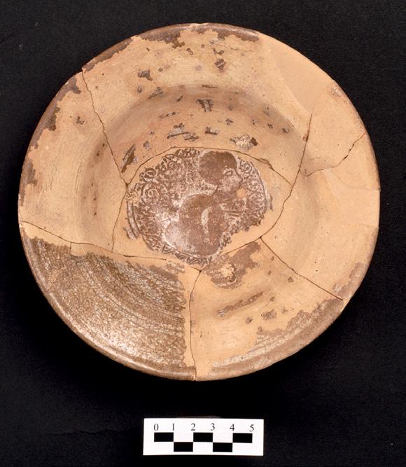- 25 - Fig. 7 Ceramica smaltata e decorata a lustro metallico. Al centro, figura seduta con turbante in capo. Al-Andalus, prima metà XIII secolo.