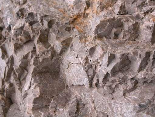 Morfologia del territorio Rocce osservate Le dolomie sono le rocce più antiche della zona e sono formate dalla dolomite [MgCa(CO3)2].