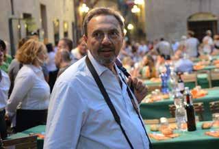 preceduta dalla carica dei Carabinieri a cavallo. Prime emozioni nella cornice di Piazza del Campo.