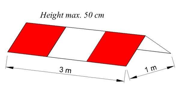 2.2.2 Marker della striscia di pista di piste non pavimentate I limiti della striscia di pista (runway strip) sono segnalati mediante marker di colore rosso e bianco collocati negli angoli della