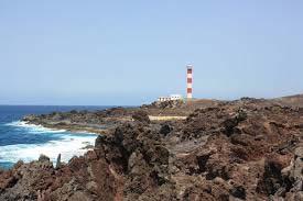300 metri di altezza occupa tutto l estremo occidentale dell isola e resta quasi circondato dal mare.