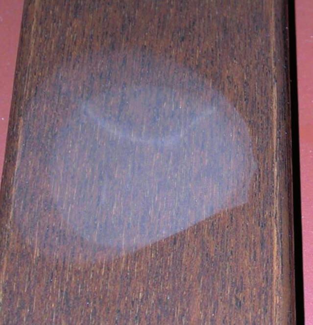 2.3 Formazione di macchie bianche opalescenti sulla superficie bagnata La vernice all acqua è costituita da una particolare resina che lascia respirare il legno.