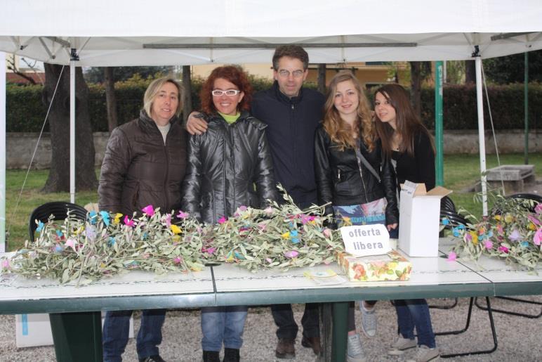 messa, ci veniva incontro catturati dai colori vivaci dei fiori di carta sui rametti e con un'offerta libera le comprava.