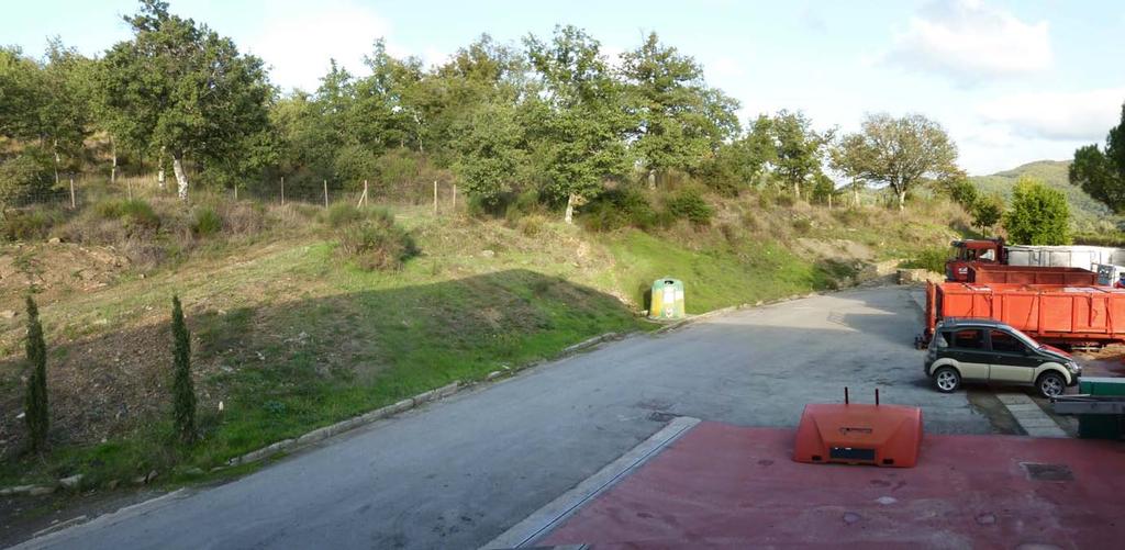 Vista dell'ambiente attorno al piazzale dove è previsto l'intervento: lato Est Vista dell'ambiente attorno al piazzale dove è previsto l'intervento: lato Nord 13.