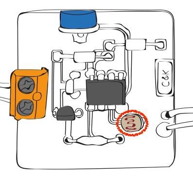 Ecco dov è la fotoresistenza: La corrente elettrica delle fotoresistenza viene usata dagli altri componenti della scheda, a sua volta, come indicatore per decidere la quantità di energia che viene