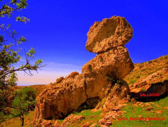 ALLINEAMENTO DEL SOLE NEL SOLSTIZIO D ESTATE, AL TRAMONTO, CON IL DISCO DEL GALLUCCIO E IL DISCO DEL SUO GEMELLO NE LA VALLE DEI DOLMEN A MONTE SANT ANGELO 21 GIUGNO 2017 IL DISCO DEL GALLUCCIO IL