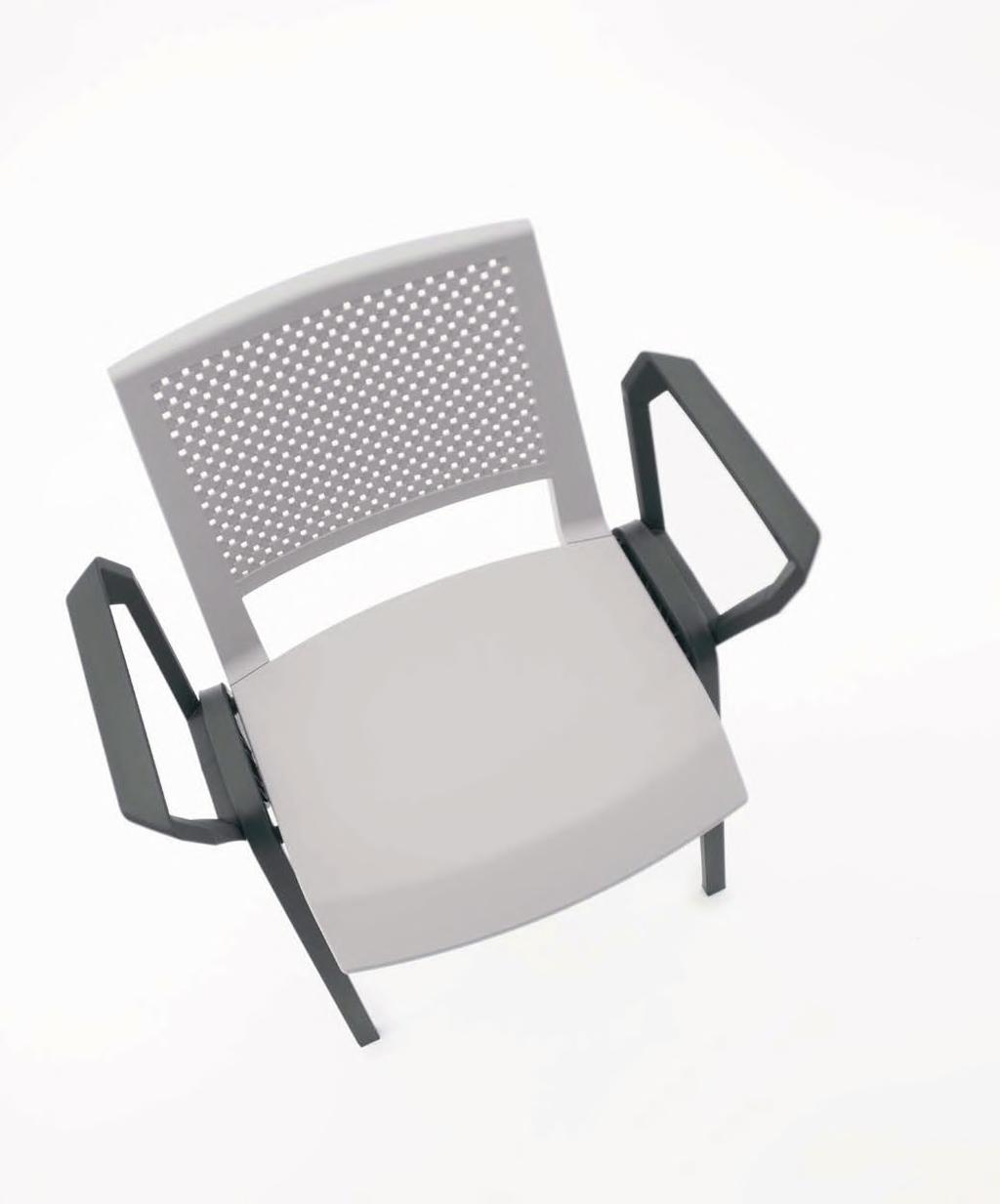 Prima Sedia impilabile multiuso con: - con e senza braccioli o braccioli con tavoletta - versioni con scocca in polipropilene - versioni con sedile imbottito - versioni con sedile e schienali