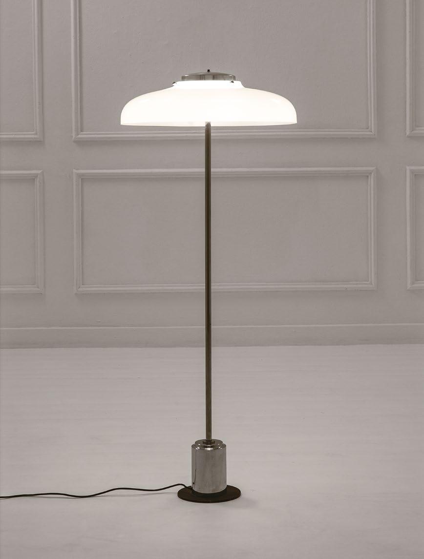 401 Gino Sarfatti Rara lampada da terra mod. 1074 Ghisa laccata in nero craquelè, acciaio cromato, canotto orientabile in ogni direzione in alluminio lucido. Prod. Arteluce, 1957 ca.