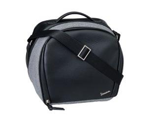 Large enough to carry a jet helmet with visor, the bag fasten quickly to the fold-down luggage rack. BORSA IN VERO CUOIO NERO Genuine black leather bag cod.