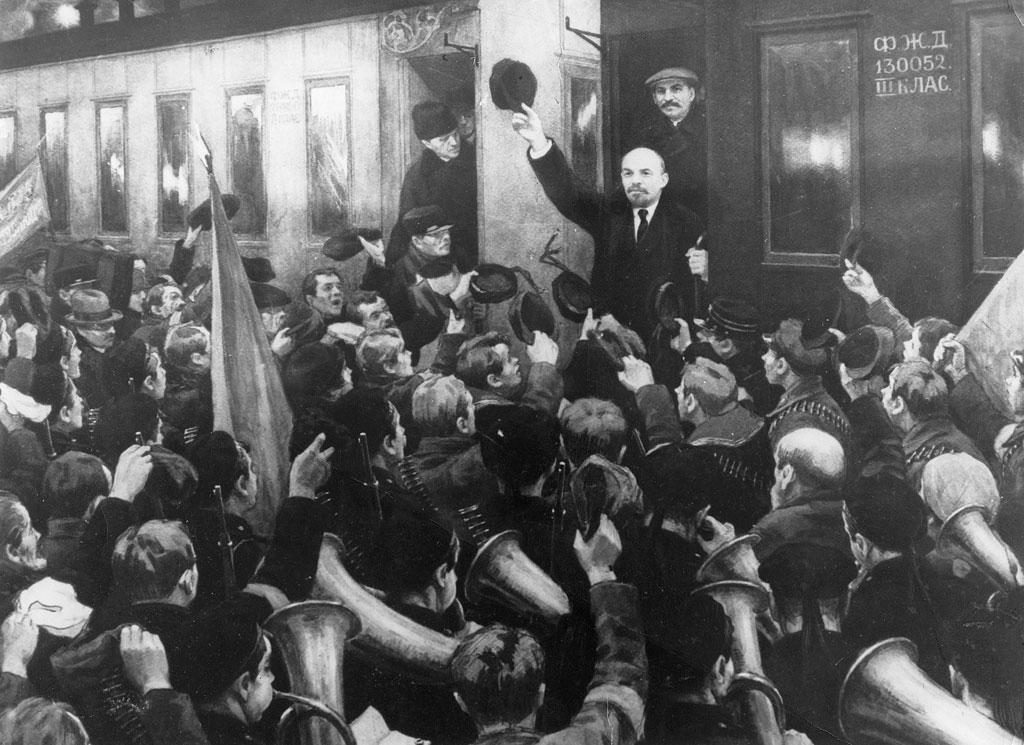 si unì ai ribelli. Una grande folla accoglie Lenin alla stazione.